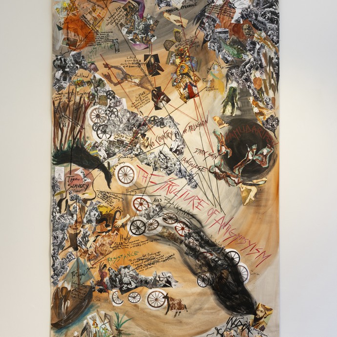 Zu sehen ist eine Collage aus Text und Motiven wie Figuren, Räder, Ausschnitte von Gemälden und Tarot-Karten. (vergrößerte Bildansicht wird geöffnet)