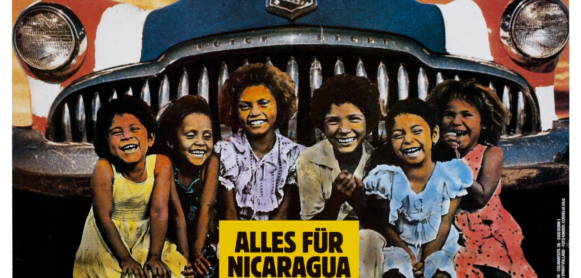 Plakat mit einem Auto in den Farben der US-Flagge im Hintergrund. Im Vordergrung sitzen 6 Mädchen. In Großbuchstaben steht "Alles für Nicaragua"