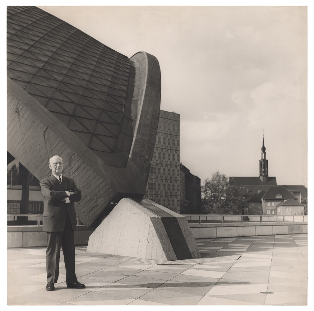 Architekt Heinrich Rosskotten vor dem Opernhaus, 1966 (Repro: LWL-MKuK/Hanna Neander ©Nachlass Annelise Kretschmer, LWL-Museum für Kunst und Kultur)
