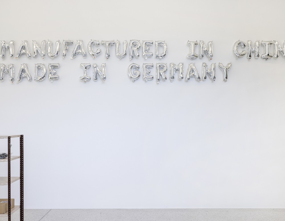 Die Raumansicht der RADAR-Ausstellung zeigt den Schriftzug „Manufactured in China Made in Germany"