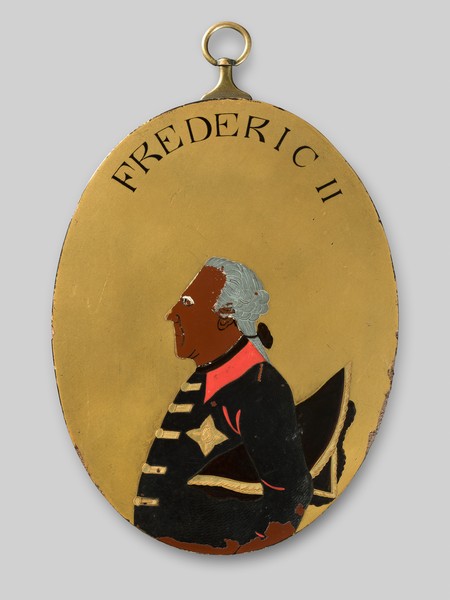 Wandplakette mit Bildnis von Friedrich II. auf goldenem Grund.