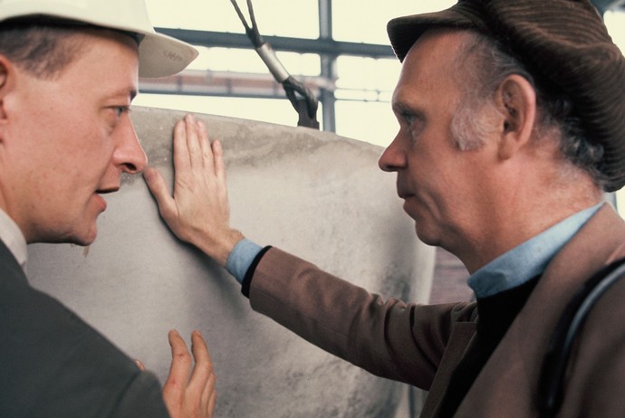 Kasper König und der Künstler Claes Oldenburg sprechen miteinander.