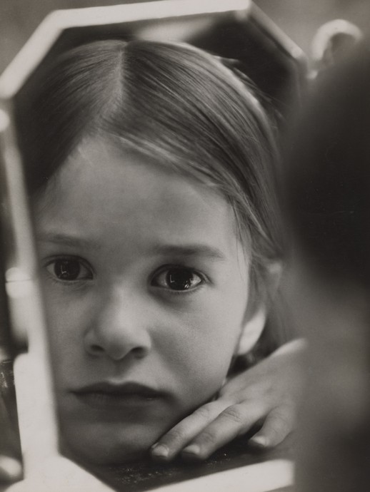 Tatjana Kretschmer als kleines Mädchen schaut in einen Spiegel (öffnet vergrößerte Bildansicht)