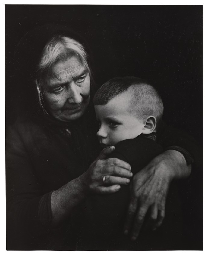 Doppelbildnis einer Großmutter mit Enkelsohn im Arm