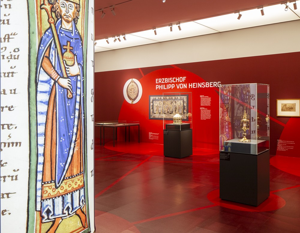 Ein Ausstellungsraum mit einer Säule mit Abbildungen von Barbarossa.