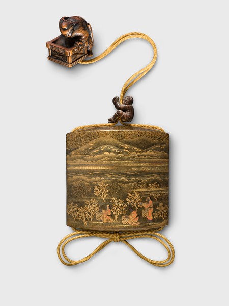 Inro mit Motiv einer Landschaft und Teepflückerin