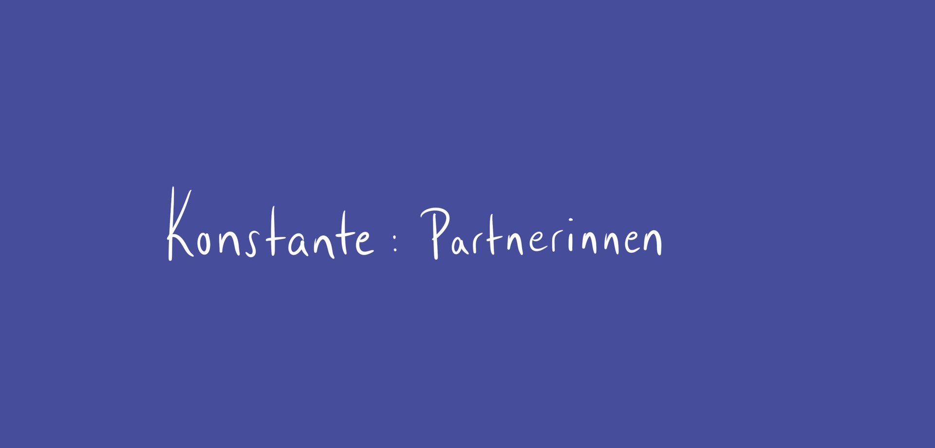 blaues Farbfeld mit der Überschrift „Konstante: Partnerinnen"