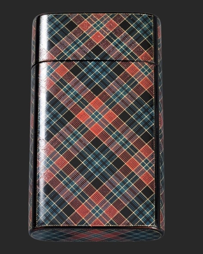Russisches Kästchen mit sich kreuzenden Linien aus Lack.