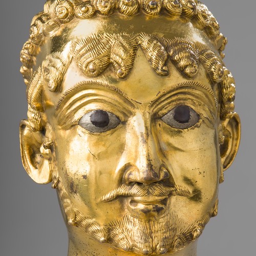 Ein goldener Kopf mit einer Kaiserfigur.