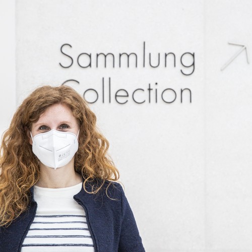 Exhibition visitor with mask.