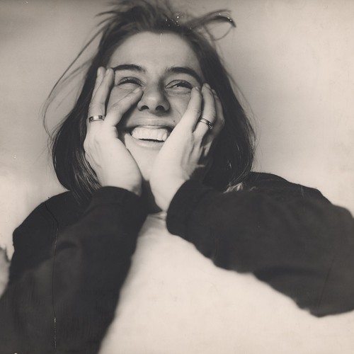 Bildnis der lachenden Schwester Christiane Kretschmer in Nahaufnahme.