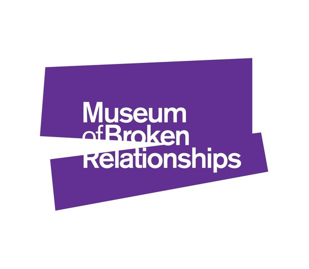 Das Logo des "Museum of Broken Relationships". Weiße Schrift auf einem zerbrochenen lila Block.