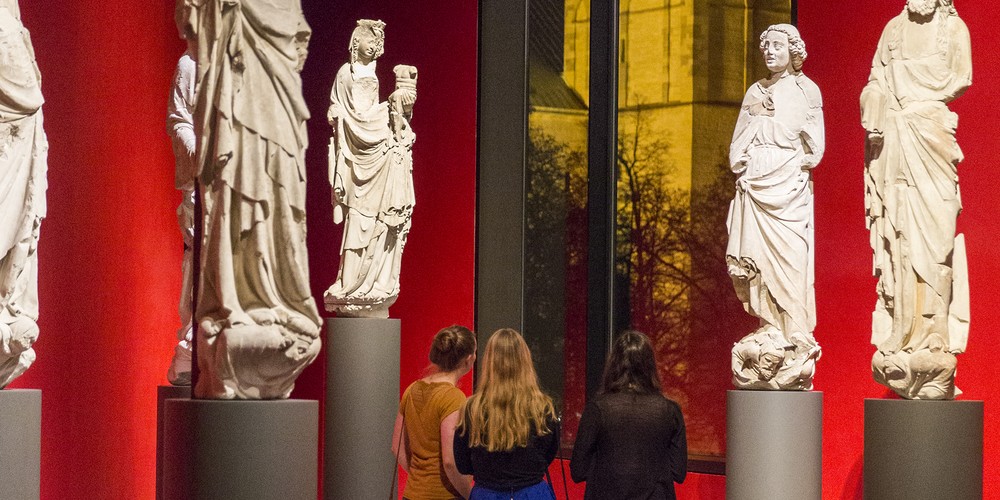 Frauen sehen sich Kunst an.