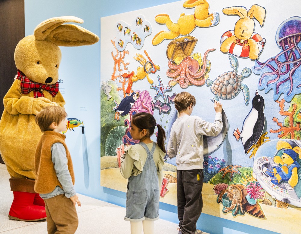 Der Hase Felix in der Ausstellung "Reiselustig."