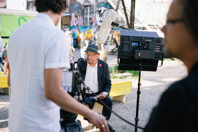 Kasper König wird vom Fernsehen interviewt.
