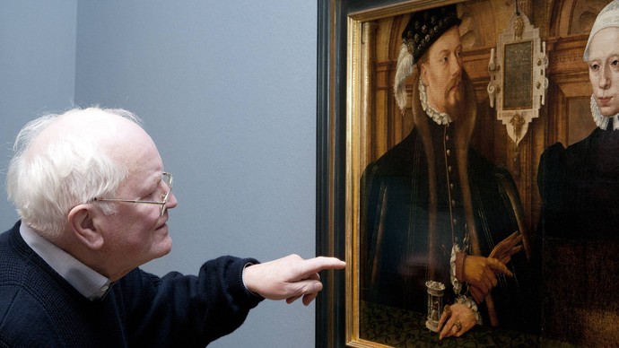 Besucher zeigt auf Familienbildnis des Grafen Johann II. von Rietberg