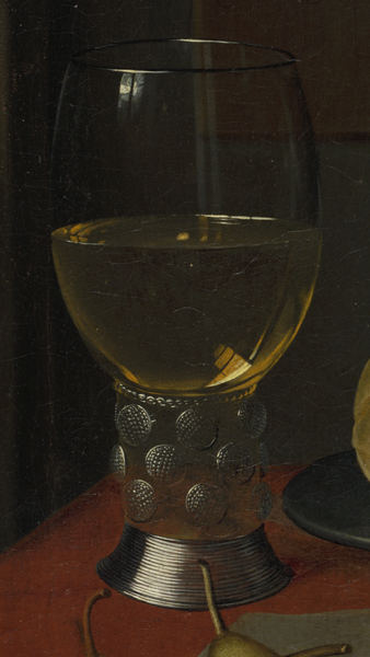 Glaspokal mit gelblicher Flüssigkeit