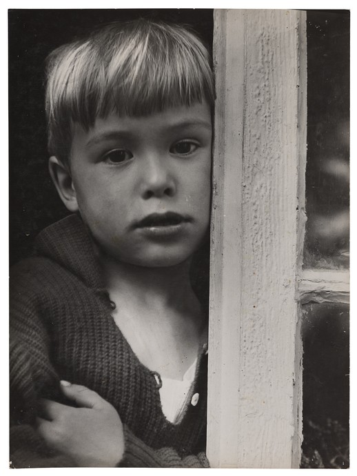 Michael Kretschmer als Kind, an ein Fenster gelehnt. (vergrößerte Bildansicht wird geöffnet)
