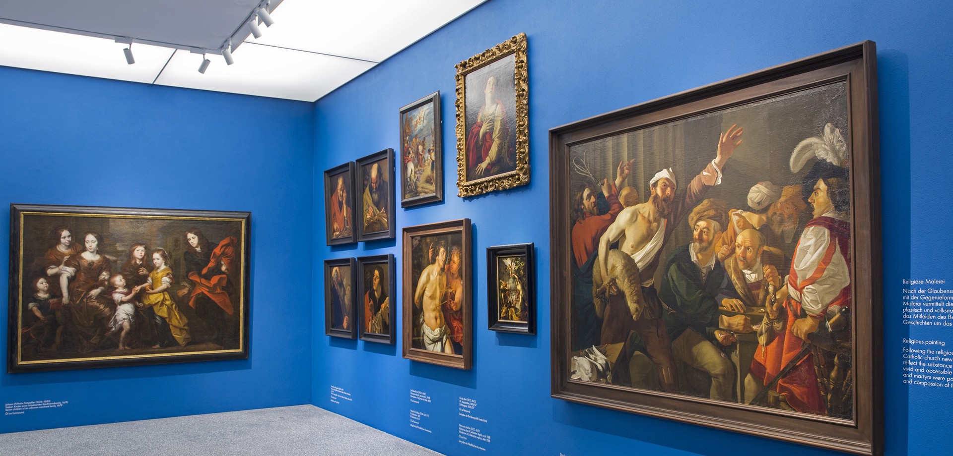 Blick in einen Sammlungsraum mit barocken Gemälden.