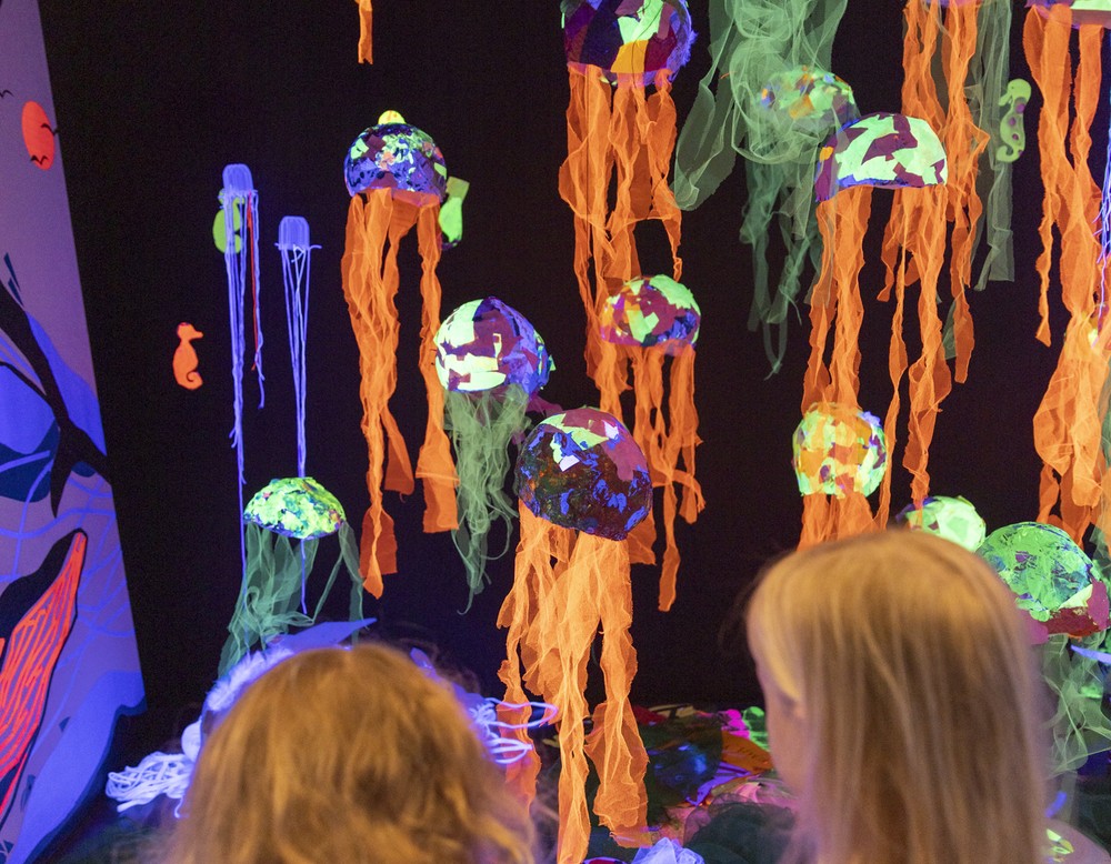 Kinder in der Ausstellung "Reiselustig."