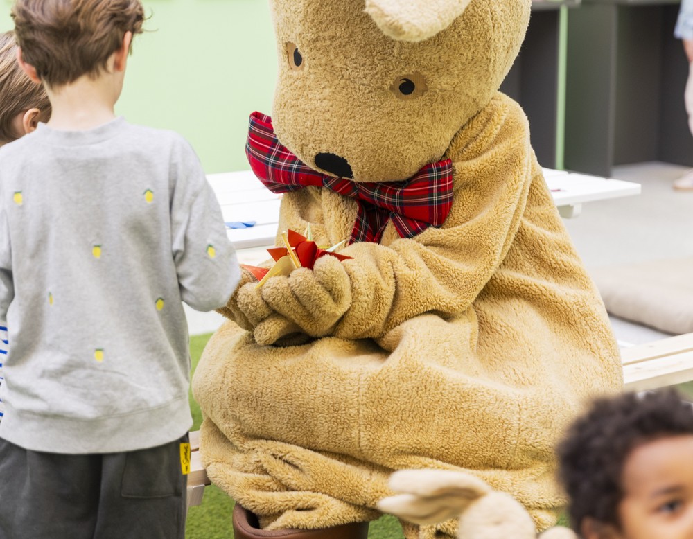 Der Hase Felix in der Ausstellung "Reiselustig."