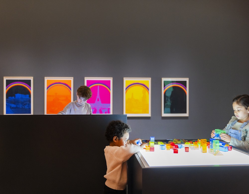 Kinder in der Ausstellung "Reiselustig"