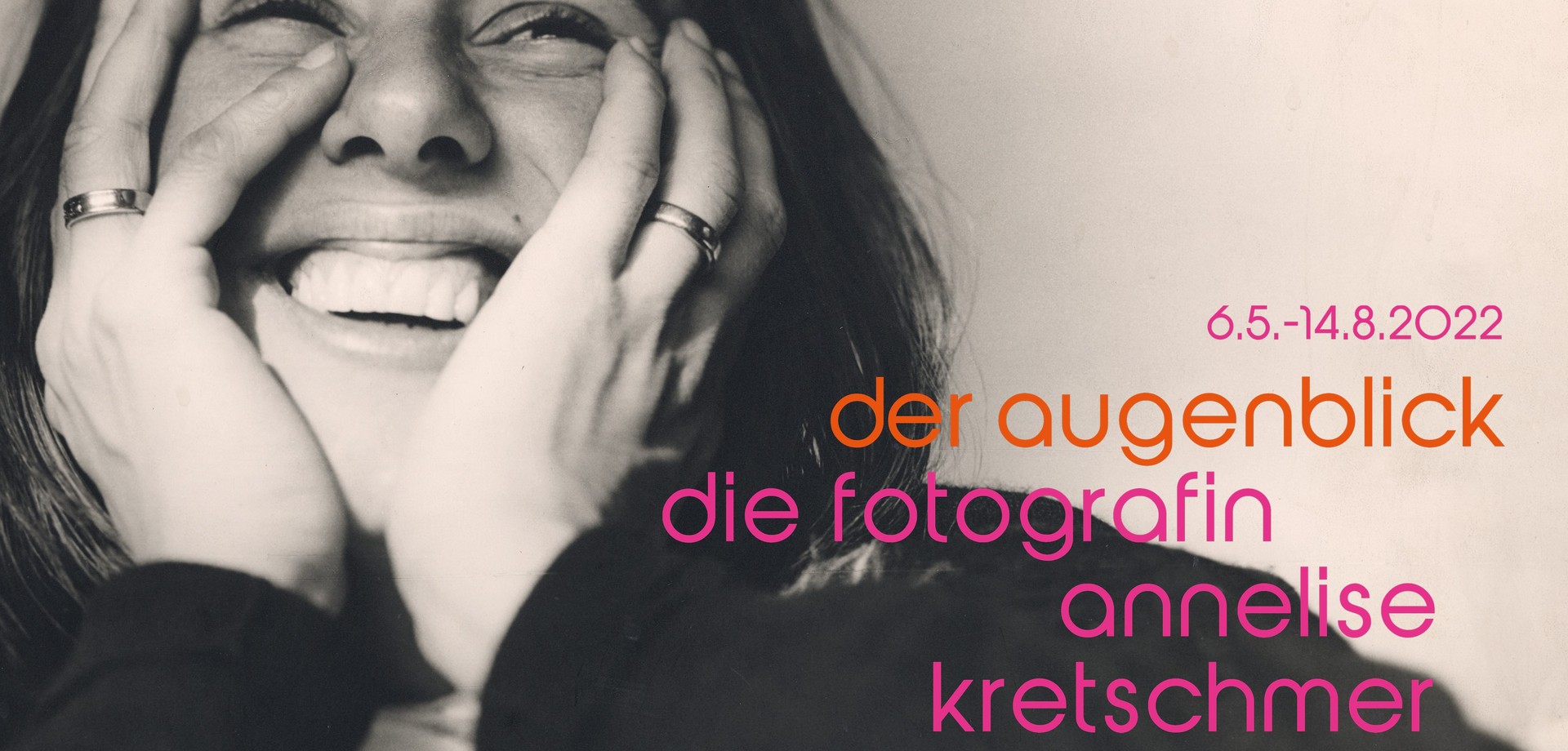 Die lachende Christiane Kretschmer mit dem Ausstellungstitel und der Laufzeit.