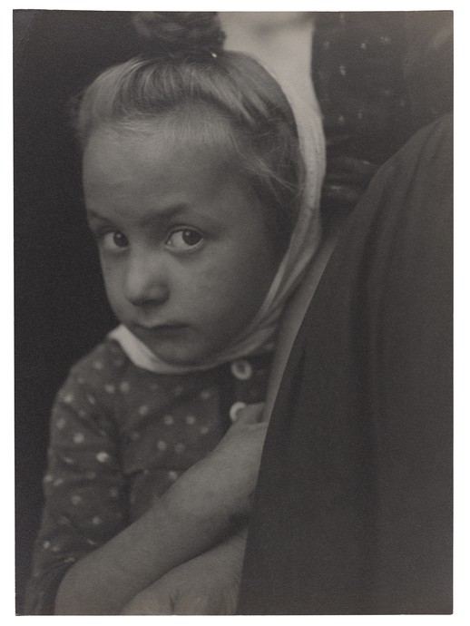 Bauernkind mit Kopftuch und gepunktetem Kleid. (vergrößerte Bildansicht wird geöffnet)