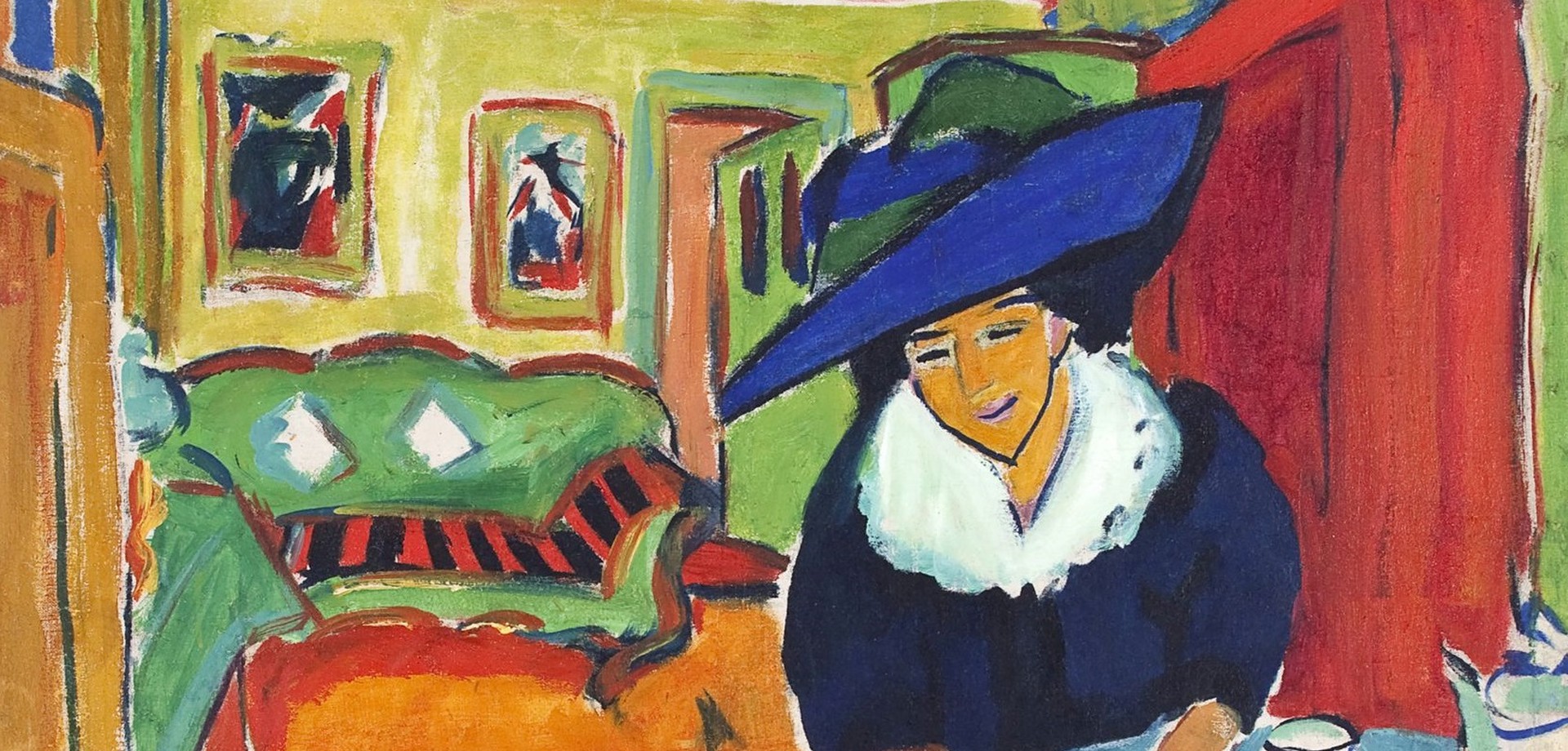 Ausschnitt eines Gemäldes einer Frau mit großem Hut, die in einem Zimmer am gedeckten Kaffeetisch sitzt.