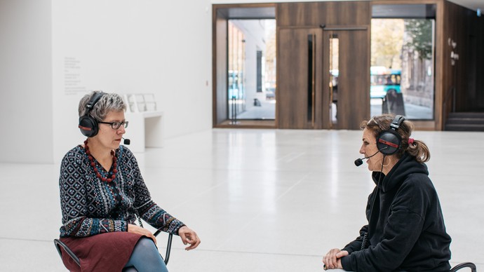 Zwei Frauen sitzen im Foyer des Museums.