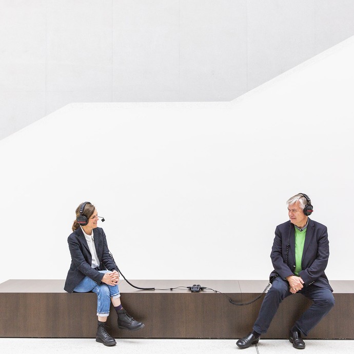 Dr. Hermann Arnhold und Inès von Patow sitzen im Foyer (vergrößerte Bildansicht wird geöffnet)