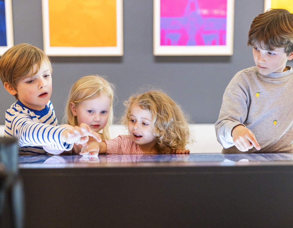Kinder in der Ausstellung "Reiselustig".