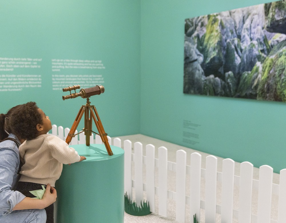 Kinder in der Ausstellung "Reiselustig".