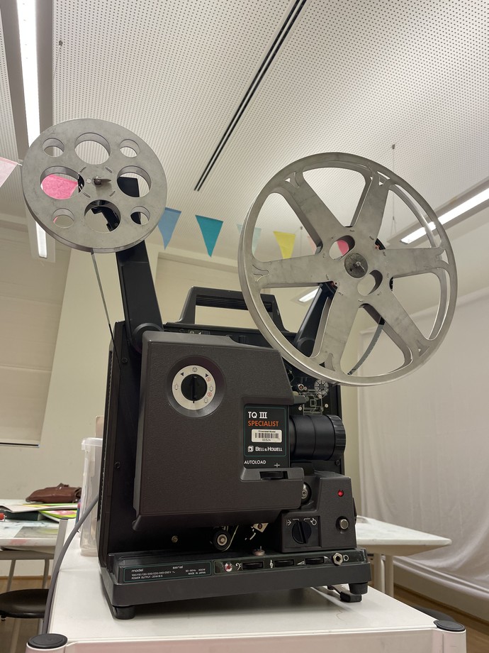 Der Projektor für die im Workshop hergestellten Filmstreifen steht auf einem Tisch.