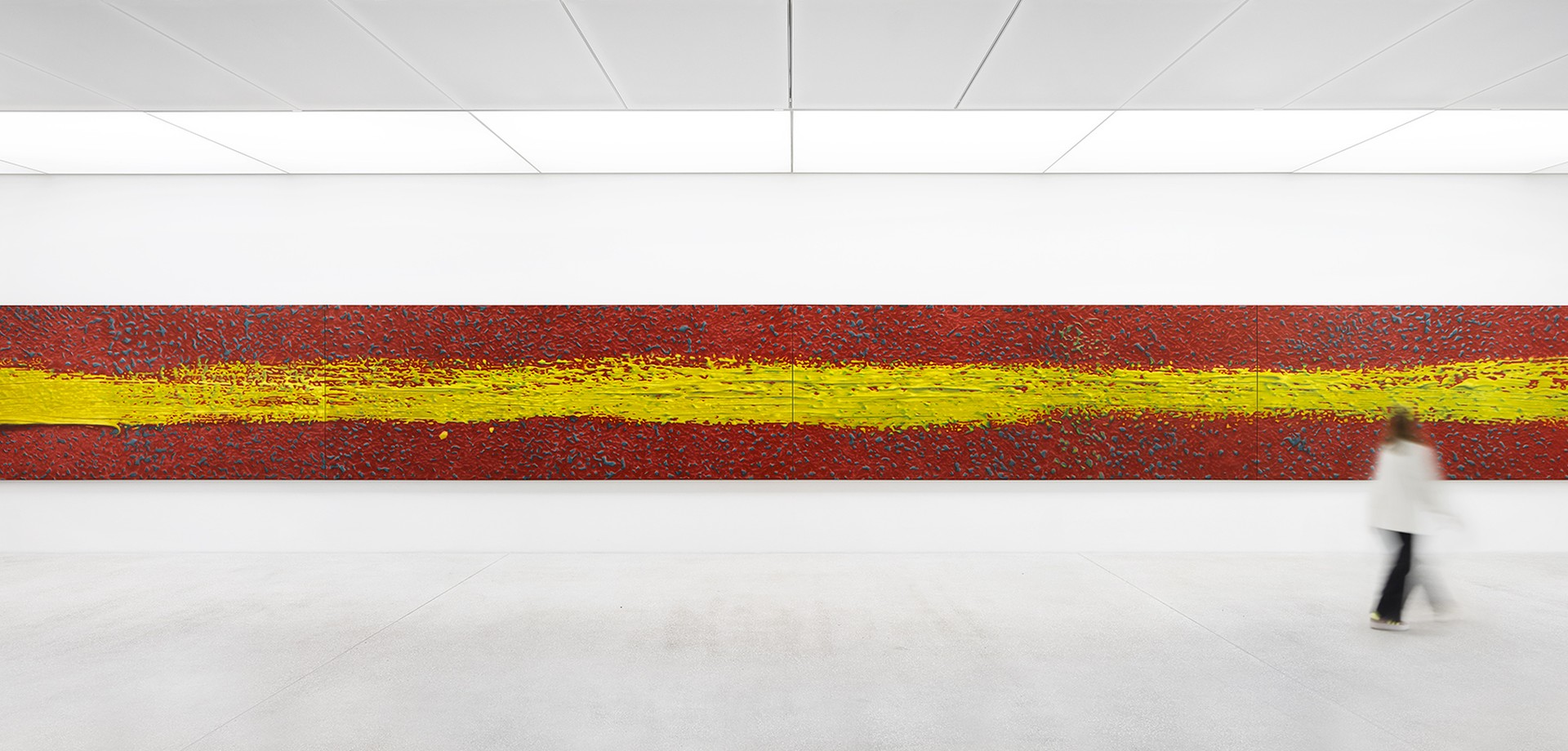 Gerhard Richters "Strich (auf Rot)". Ein langes Gemälde mit einem gelben Strich auf rotem Grund.