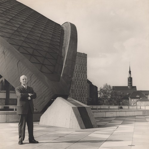 Bildnis des Architekten Heinrich Rosskotten vor dem Dortmunder Opernhaus, 1966