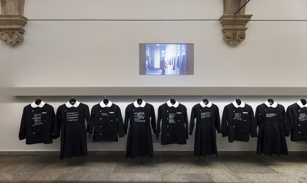 I am turkish, I am Honest, i am Diligent – Velen (Münsterland), 1998 | Installation aus Schuluniformen