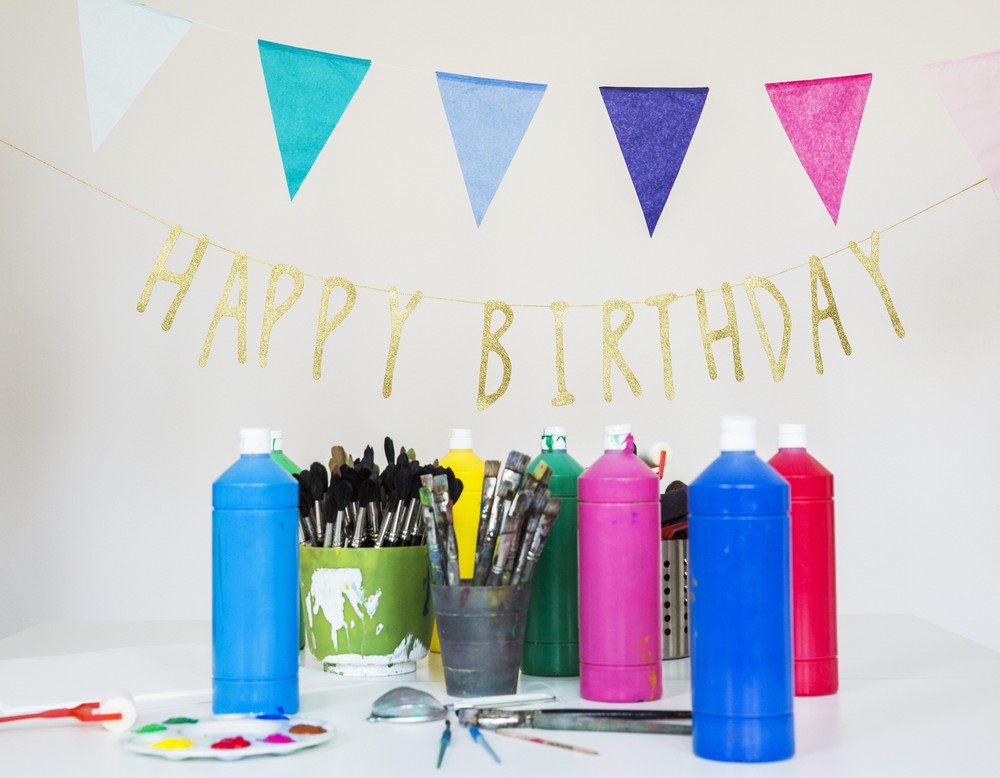 Farbflaschen mit Wimpelkette