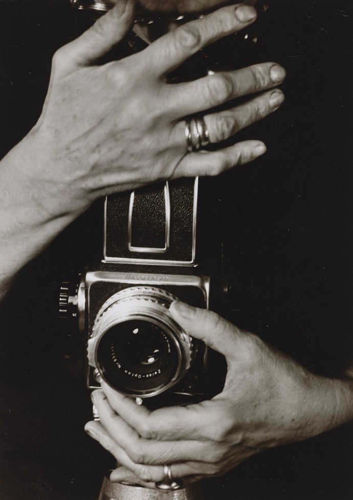 Annelise Kretschmer hält in den Händen eine Kamera