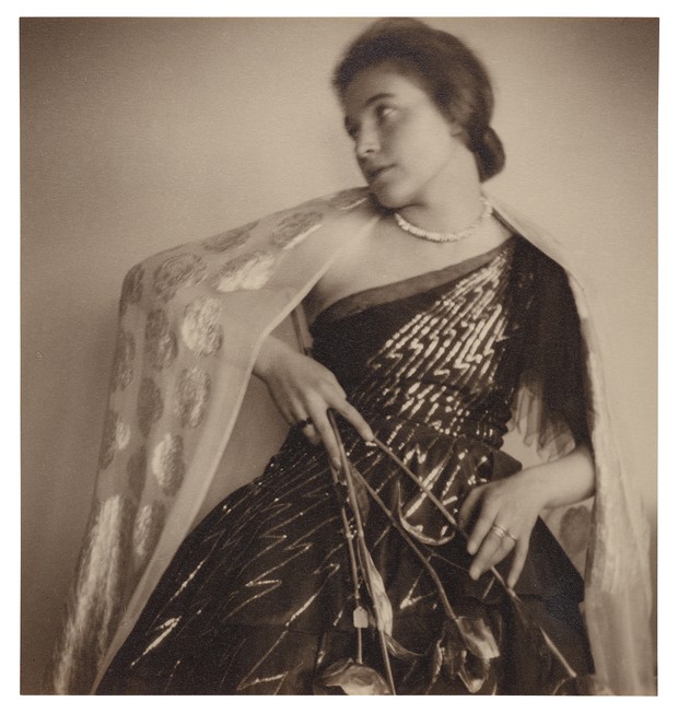 Bildnis Gisela Silberbach im Abendkleid mit Seidenstola