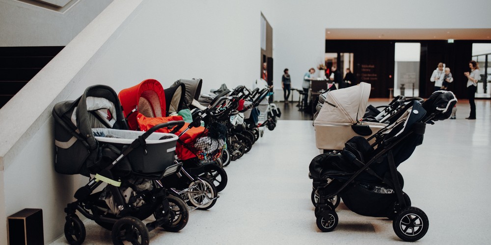 Kinderwagen im Foyer