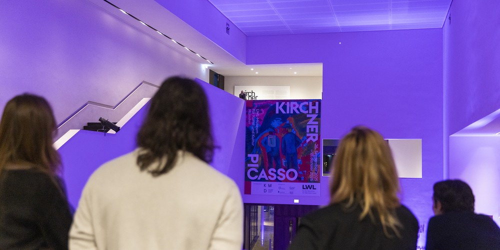 Mehrere Menschen blicken auf das Banner zu Kirchner. Picasso. Foto: LWL/HN