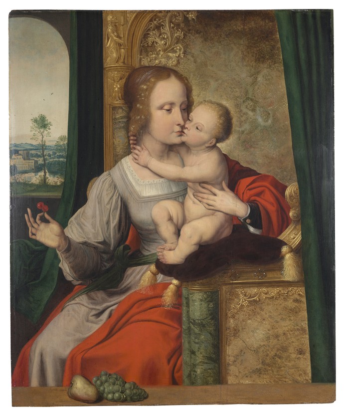 Darstellung von Maria und Jesuskind: Sitzende Frau im Kleid hält eine Kirsche in der rechten Handund ein Baby im linken Arm.