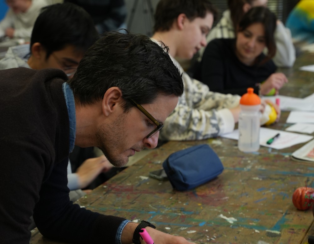 Schüler:innen beim Beschriften