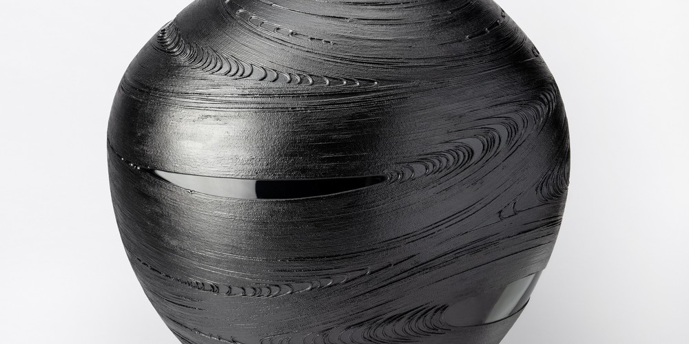 Ein schwarzes, ovales Objekt aus Lack