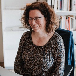 Portrait von Dr. Judith Claus im Büro