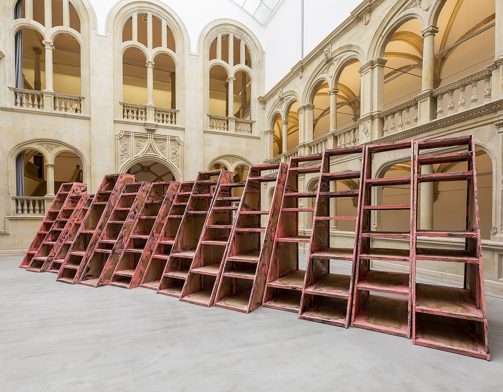 Auf dem Bild ist ein Detail des Kunstwerkes "STREET untitled: shelfstructure" zu sehen. LWL / Hanna Neander