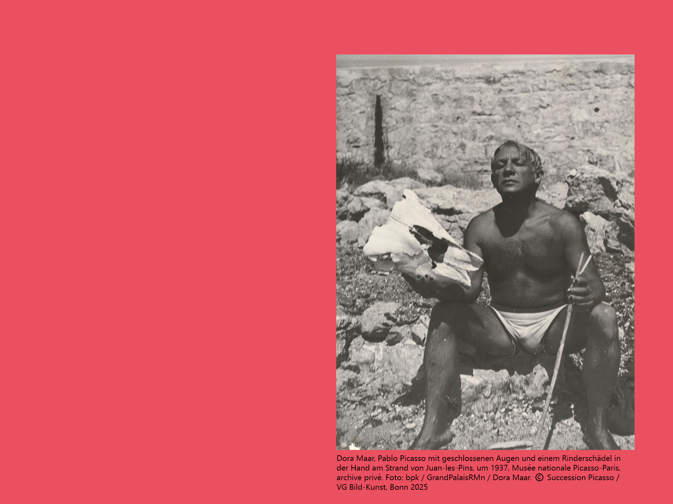 Dora Maar, Pablo Picasso mit geschlossenen Augen und einem Rinderschädel in der Hand am Strand von Juan-les-Pins, um 1937