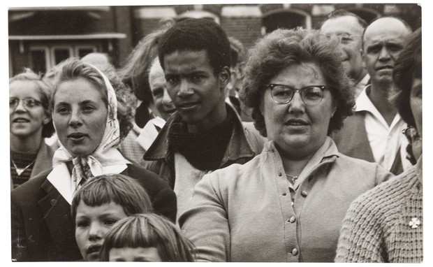 Blick auf eine Menschengruppe in Alkmaar