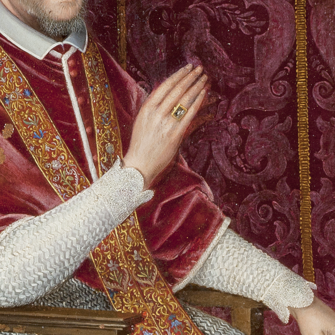 Die rechte Hand des Papstes ist zum Segensgestus erhoben, im Hintergrund sieht man das Motiv einer Taube mit Palmzweig auf der Wandverkleidung. (vergrößerte Bildansicht wird geöffnet)